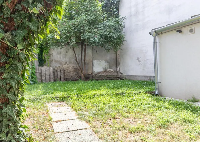 Attractive 1br And 1 Lr Comfortable Design, Great Location דירה *