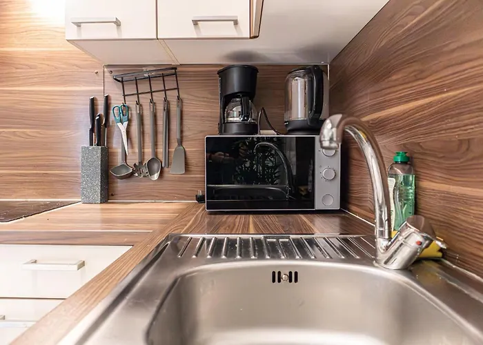 Attractive 1br And 1 Lr Comfortable Design, Great Location דירה *
